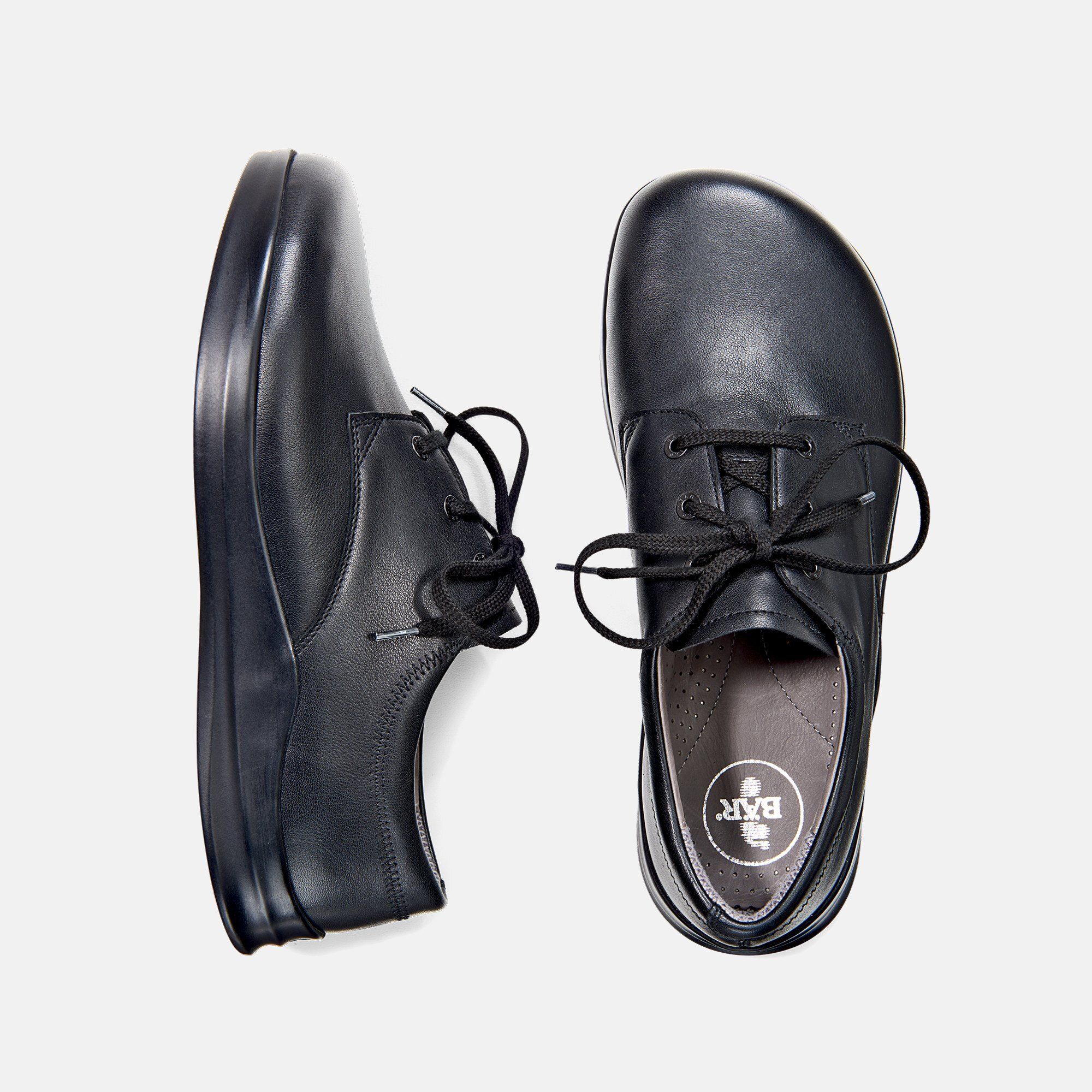 Schwarze Herren-Schnürschuhe. Glattes Leder, Schnürsenkel. Draufsicht, zwei Schuhe. Innensohle mit Logo.