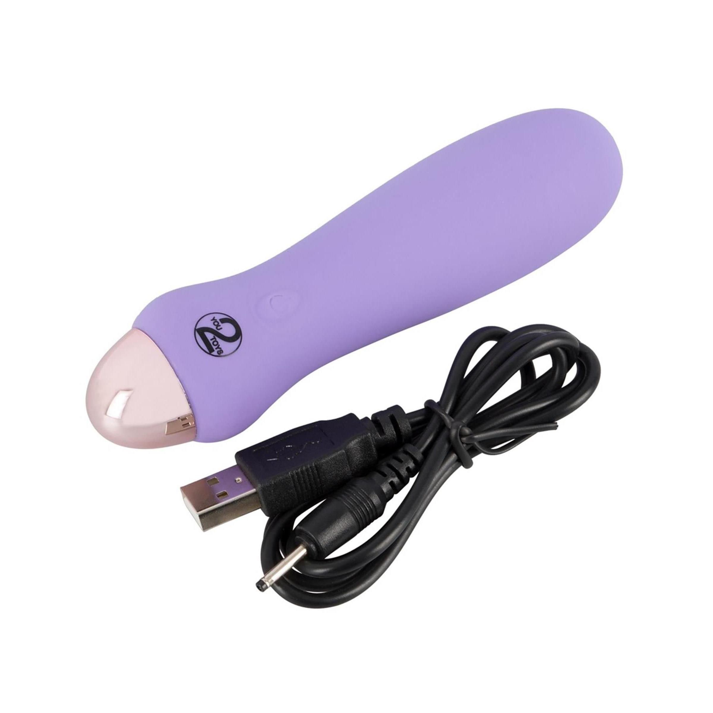 Lila Vibrator mit USB-Kabel. Rosafarbener Kopf. Schwarzes Kabel.