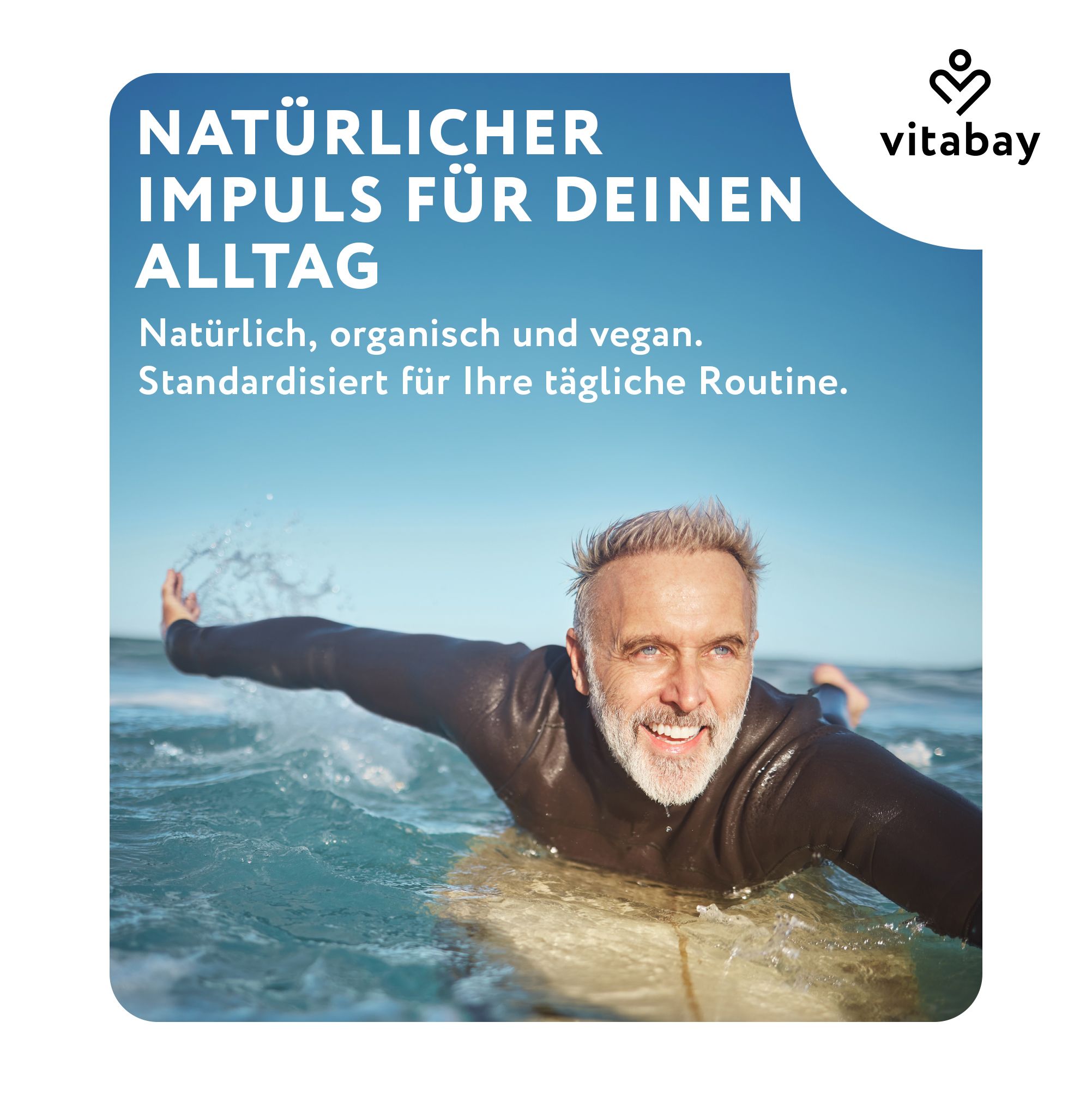 Lächelnder Mann auf einem Surfbrett im Meer, der einen gesunden Lebensstil symbolisiert.