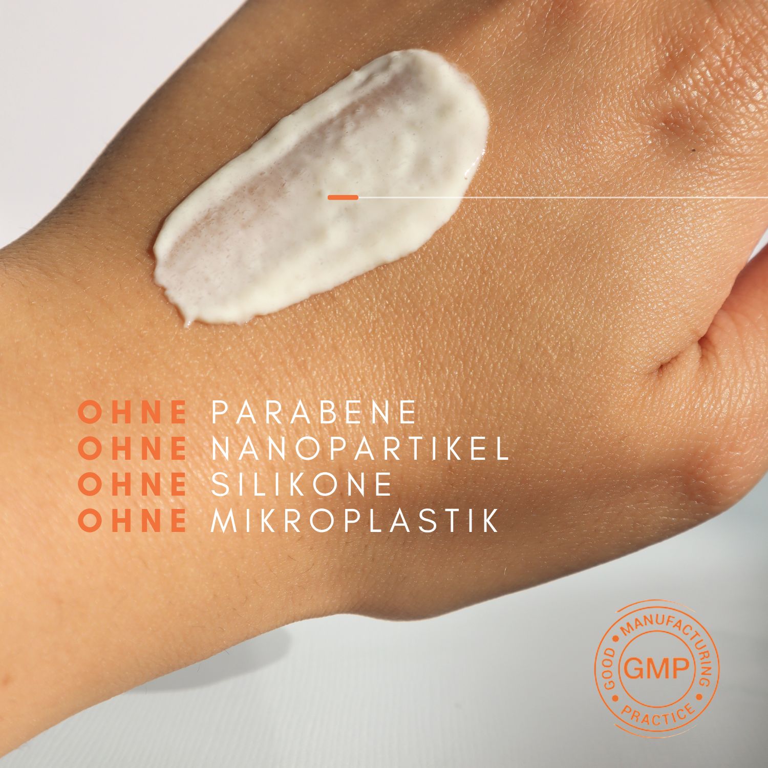 Hand mit Sonnencreme. Text: Ohne Parabene, Silikone, Nanopartikel und Mikroplastik.