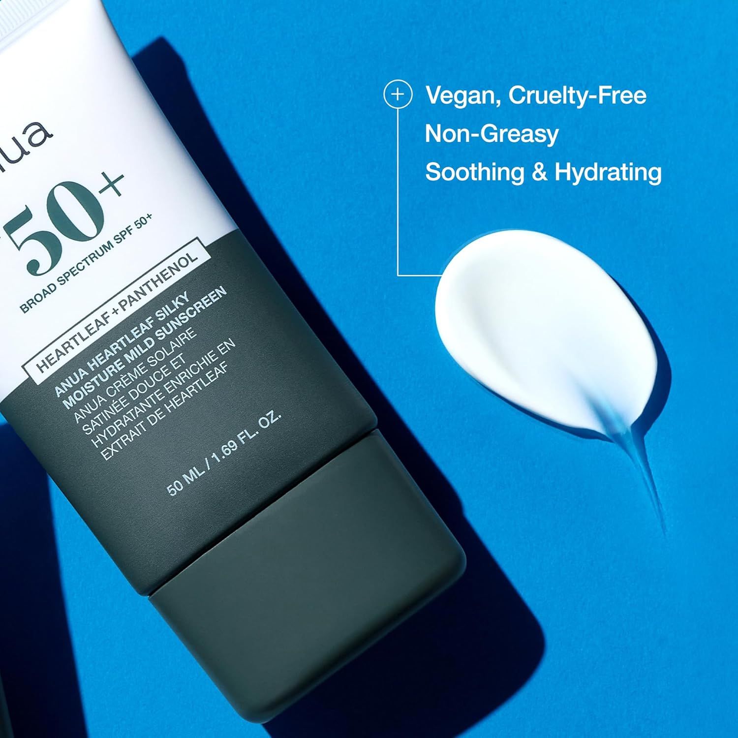 Tube mit Produktprobe auf blauem Hintergrund. Text: Vegan, Cruelty-Free, Non-Greasy, Soothing & Hydrating.
