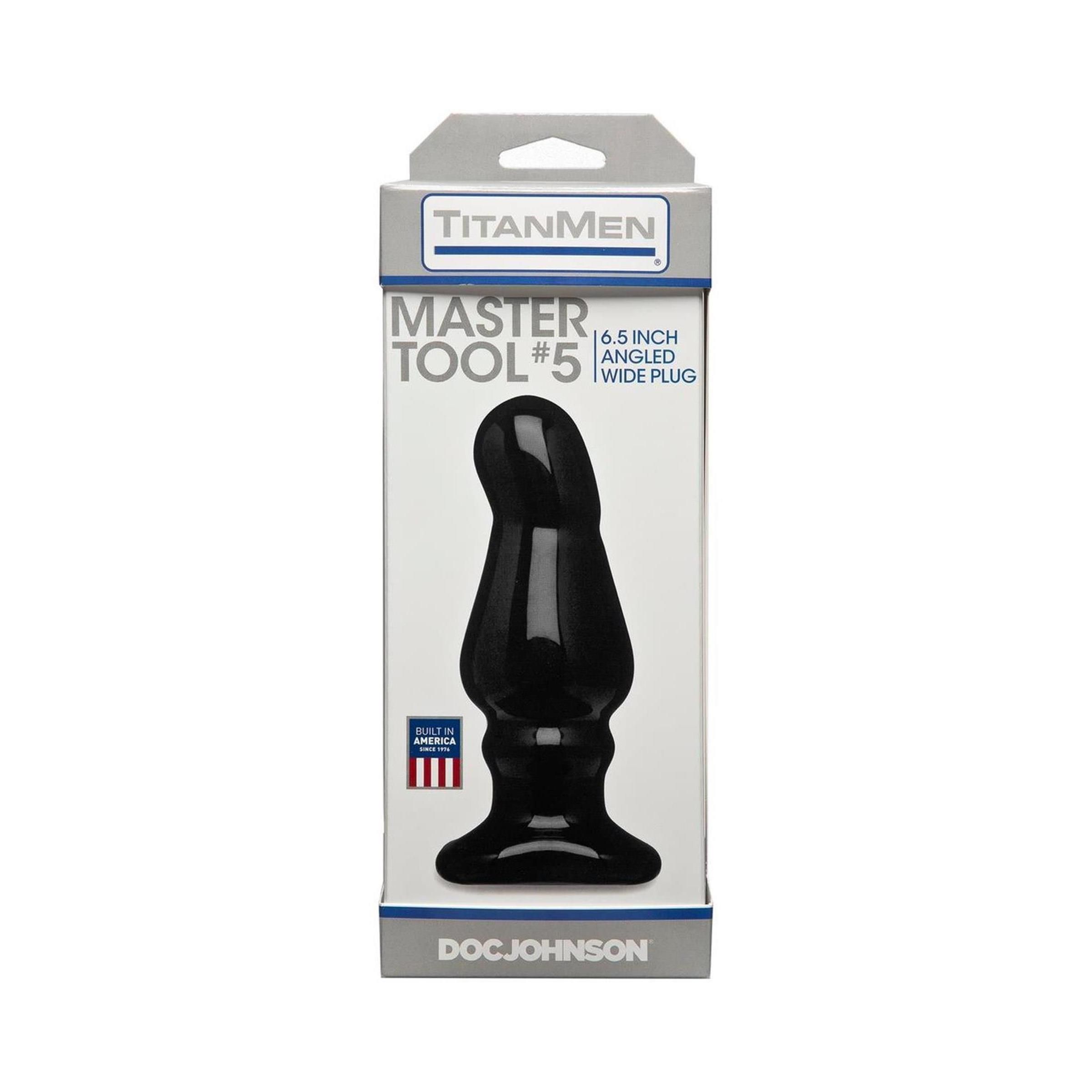 Schwarzer Analplug in Verpackung. Aufschrift: Master Tool #5, 16.5 inch Angled Wide Plug. Marke: TitanMen, Doc Johnson.