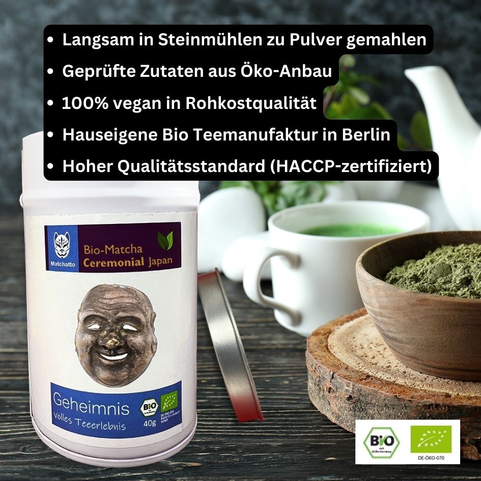 Weißes Matcha-Pulver-Behältnis mit Aufdruck, Bio-Siegel, Metalllöffel, Tasse Tee, Holzuntersetzer.