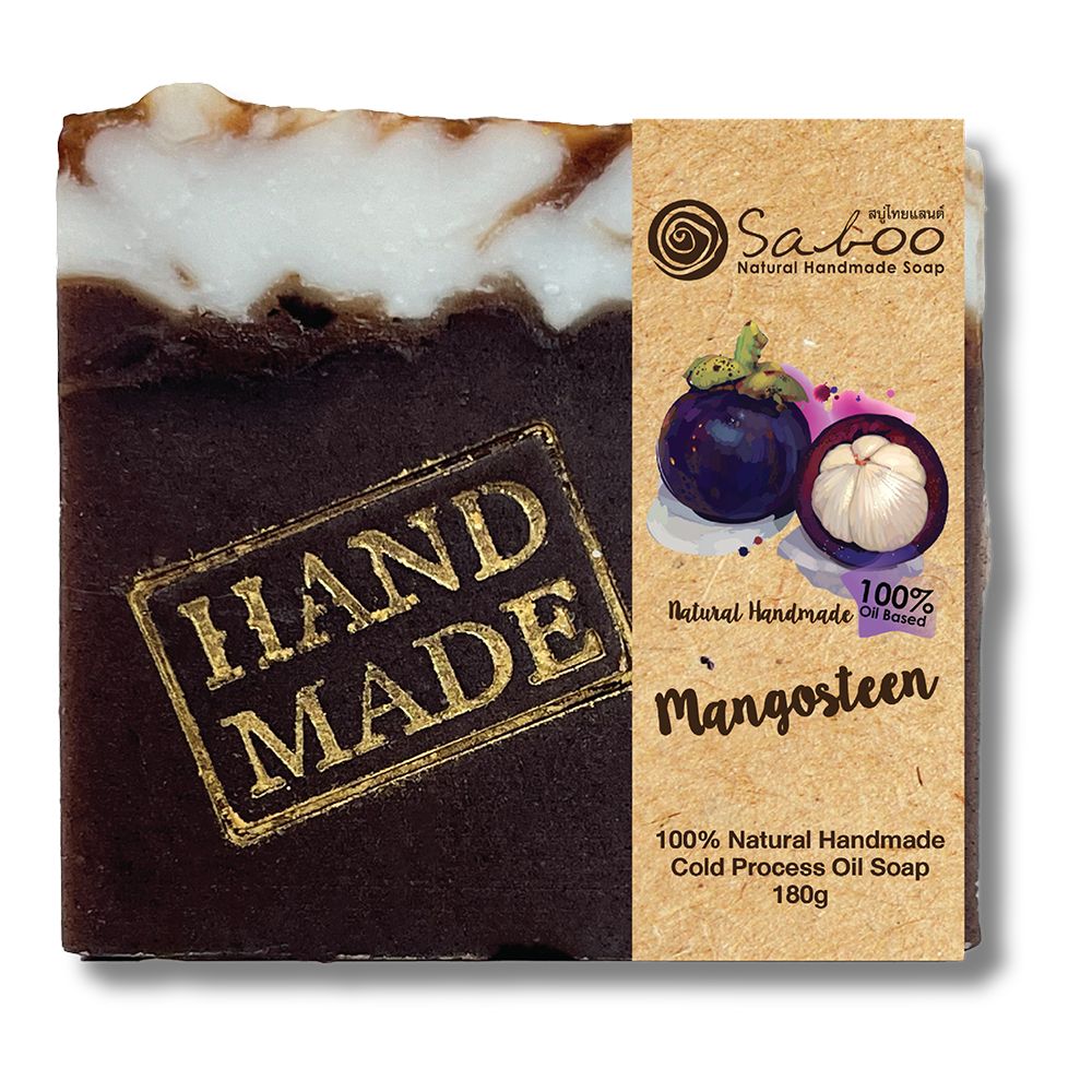 Seife mit Aufdruck "Hand Made" und Etikett mit Mangostan-Abbildung und "Saboo"-Logo. "Mangosteen" und "100% Oil Based".