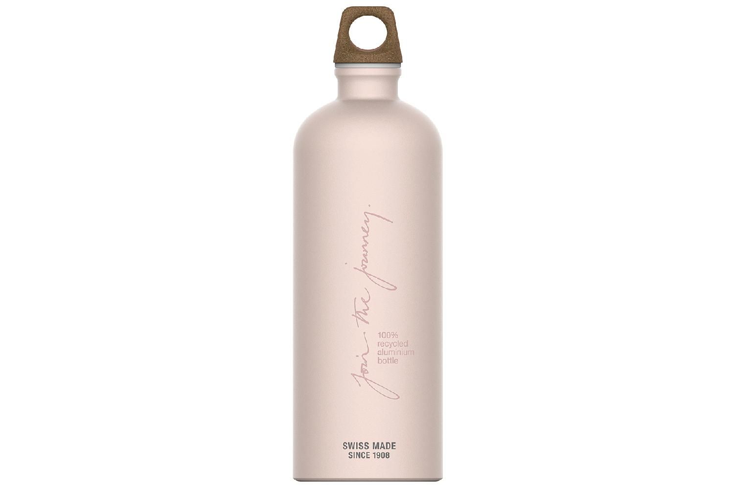SIGG Trinkflasche. Beige, zylindrisch, mit braunem Deckel. Schriftzug "Join the journey". "Swiss Made" seit 1908.