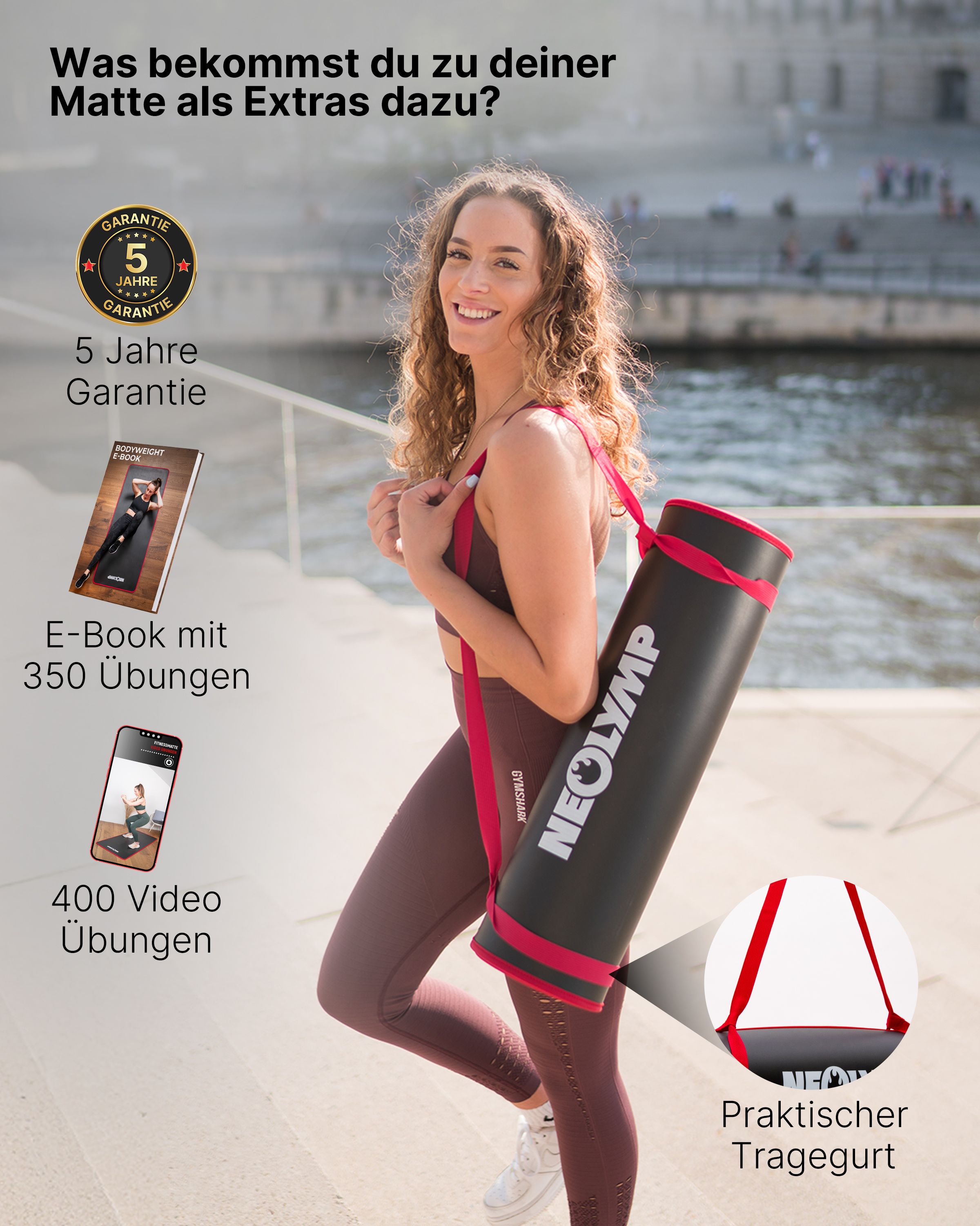 Frau mit Fitnessmatte in Tragetasche. Matte schwarz mit roter Umrandung. Marke NEOLYMP. Inkl. E-Book und Video-Übungen.