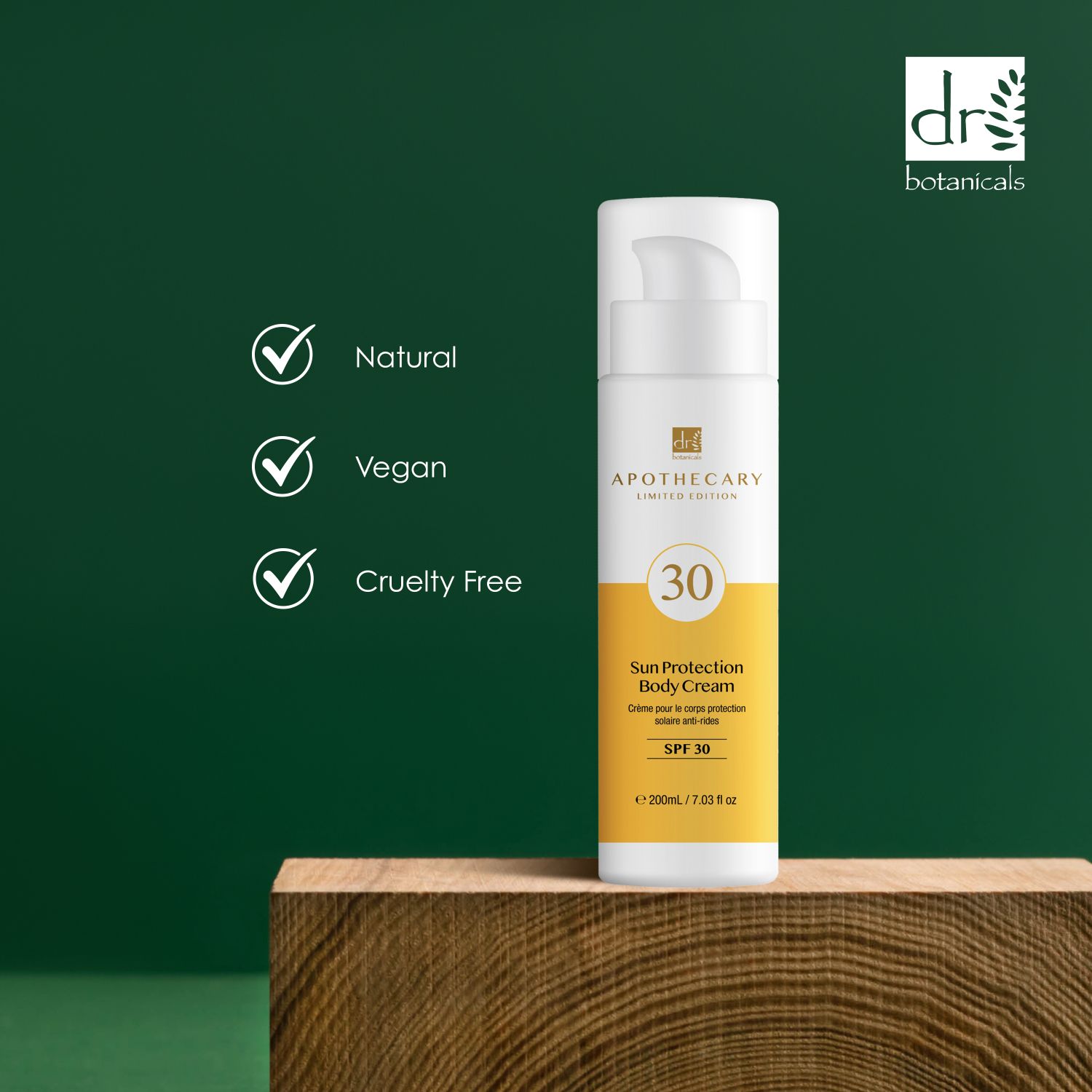Weiße Flasche mit gelbem Etikett. Text: SPF 30, Sun Protection Body Cream. Mit Häkchen: Natural, Vegan, Cruelty Free.