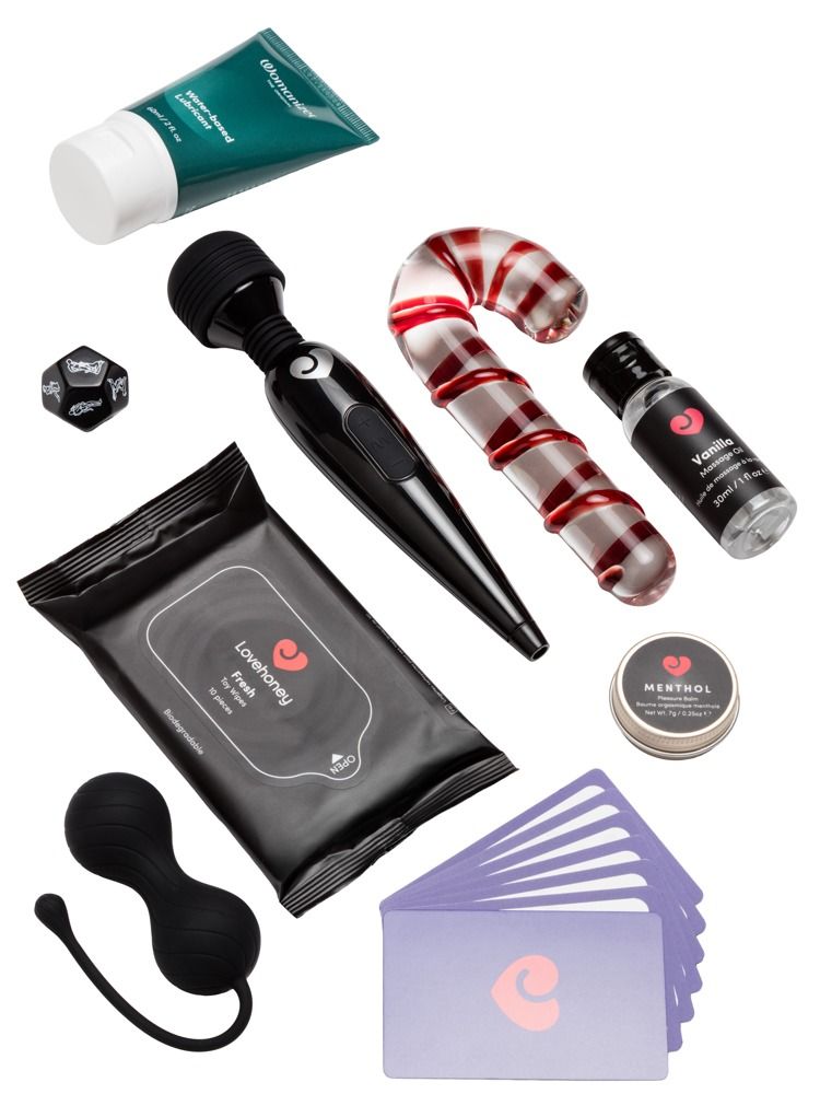 Ein Set mit zehn Artikeln: Gleitmittel, Vibrator, Massagegerät, Feuchttücher, Öl, Herz-Anhänger, Würfel.
