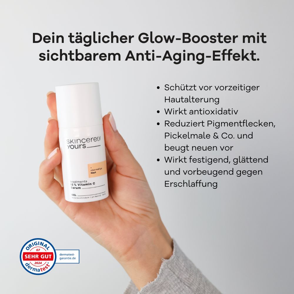 Hand hält Skincerely Yours 15% Vitamin C Serum Spender. "Sehr gut" Dermatest Siegel.