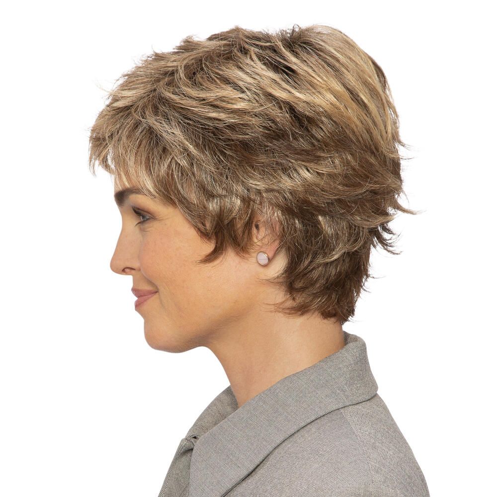 Kurzhaarperücke mit blonden Strähnen. Frau mit grauer Jacke. Seitenansicht.