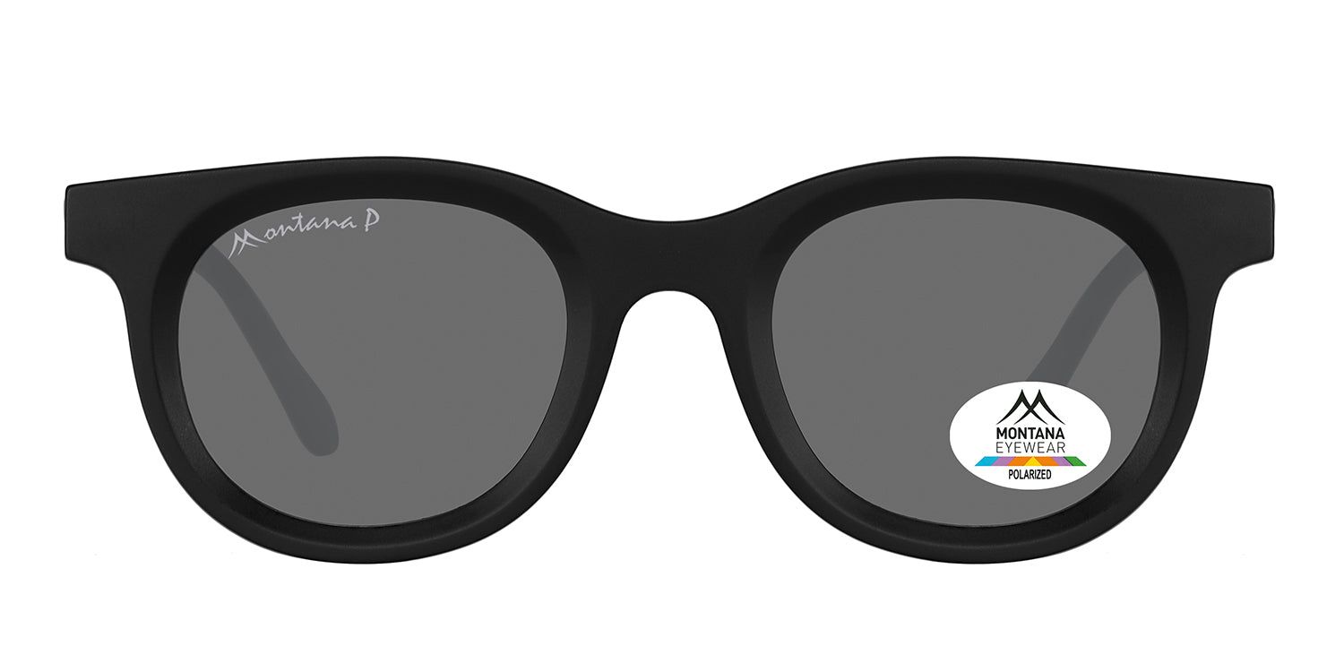 Schwarze Sonnenbrille mit runden Gläsern. Montana Eyewear Logo und Polarisationsaufkleber auf dem Glas. Schwarzer Rahmen.