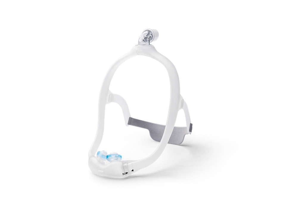 Weiße Nasenmaske. Enthält Kopfband, Maske und Ausatemventil. Blaue Gelkissen.