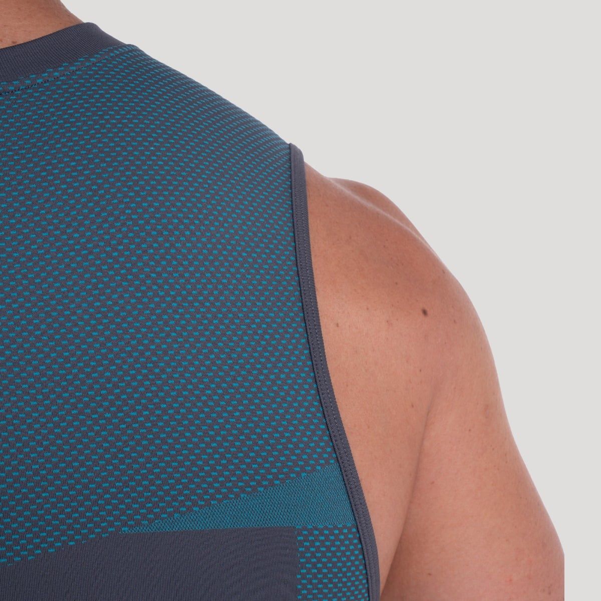 Detail der Schulterpartie eines grauen Herren-Tanktops mit blauen Akzenten.