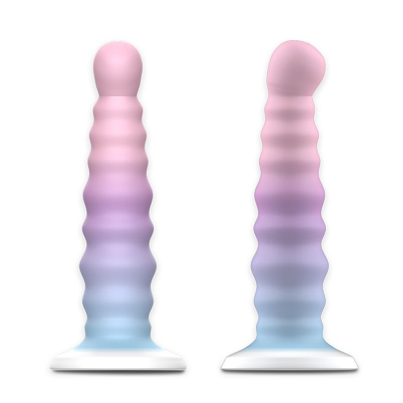 Zwei Dildos mit Wellenmuster, in Pastellfarben. Breiter Sockel, unterschiedliche Formen.