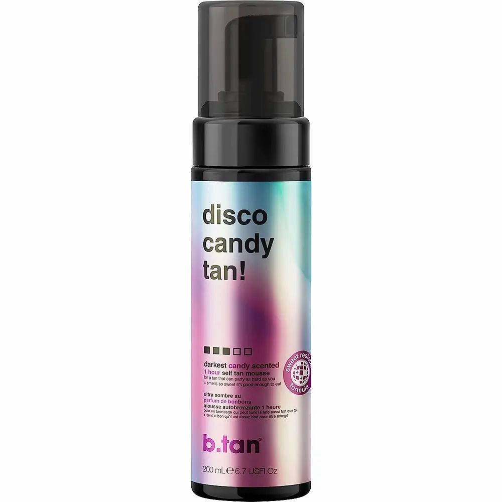 Selbstbräunungsmousse-Flasche mit schwarzem Sprühkopf. Aufschrift: disco candy tan! und b.tan. Mit Zertifizierungen.