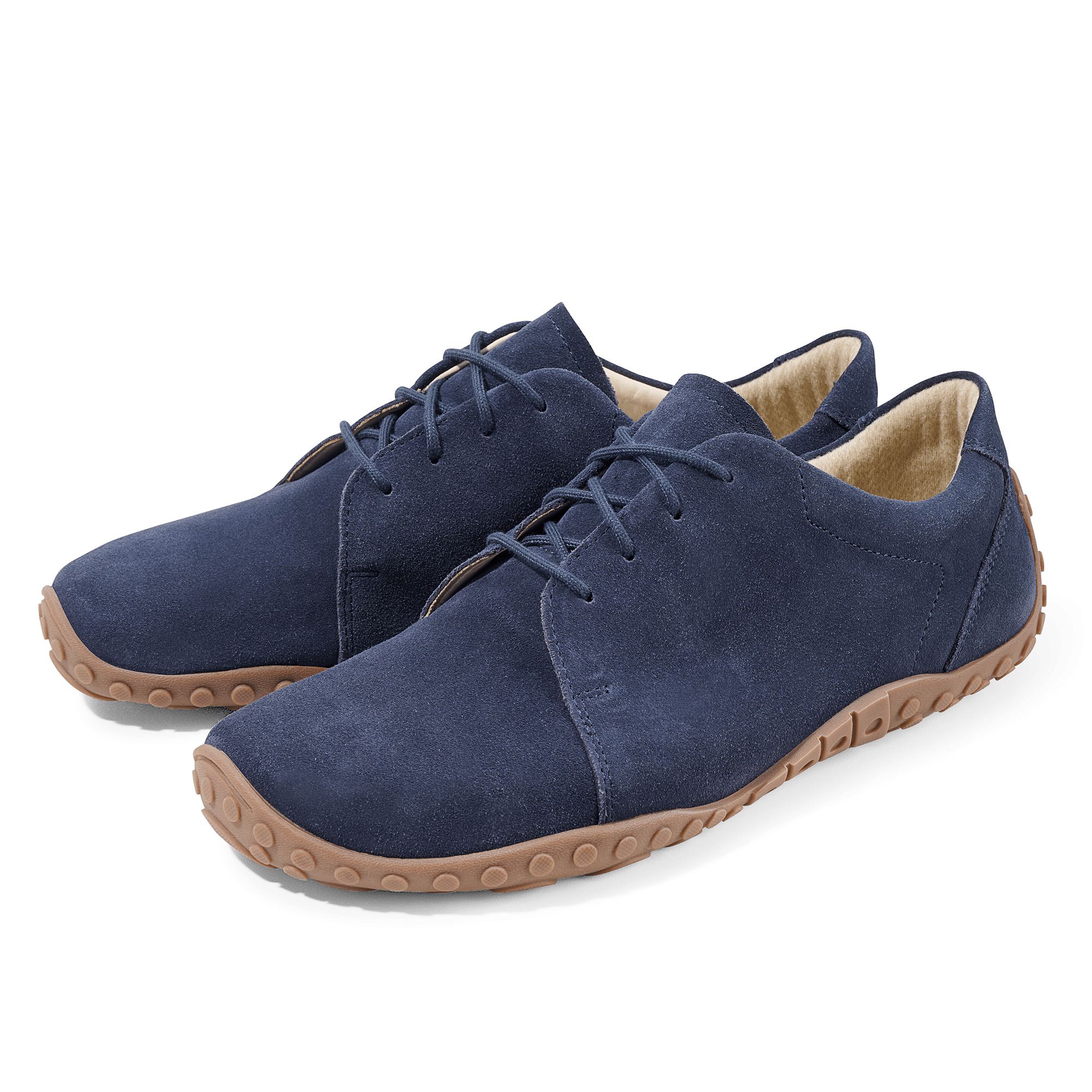 Zwei blaue Schnürschuhe mit brauner Sohle. Obermaterial aus Wildleder. Breite Passform.