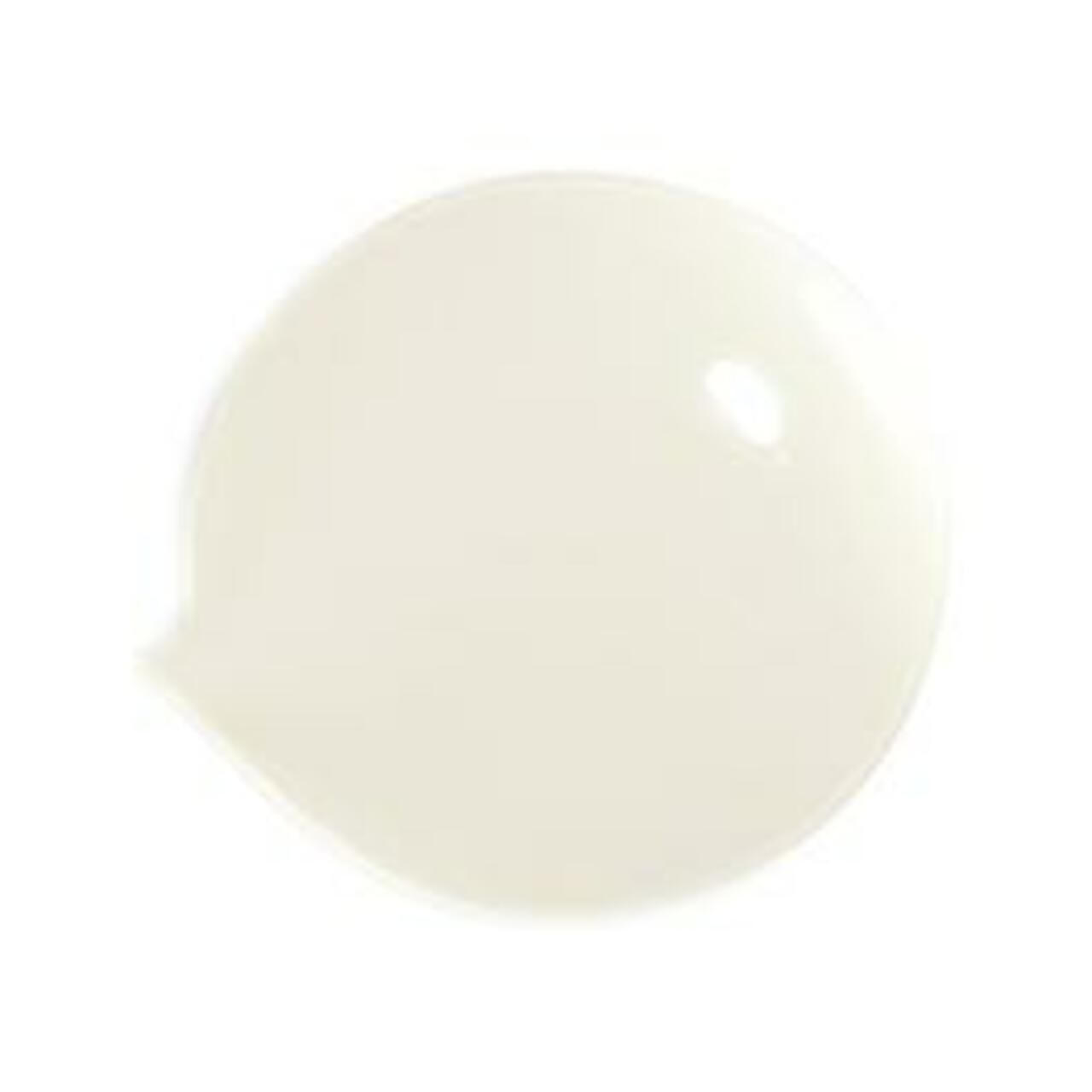 Weißliche, ovale Creme auf weißem Hintergrund. Glänzende Textur.