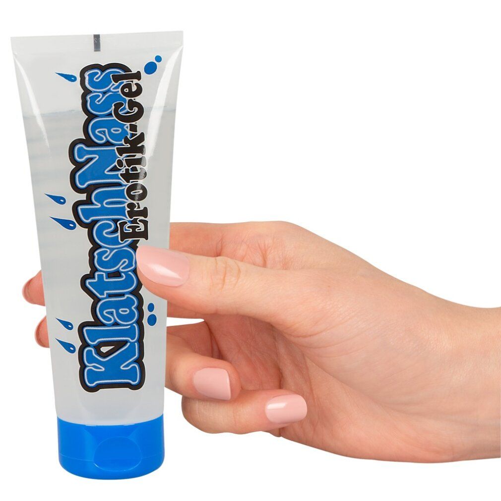 Hand hält Tube mit blauem Schraubverschluss. Aufschrift: KlatschNass Erotikgel.