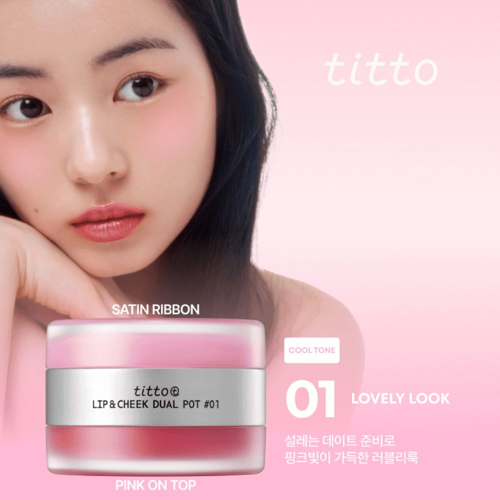 Werbebild mit titto Lip & Cheek Dual Pot. Frau mit Make-up, Produkt und Text.