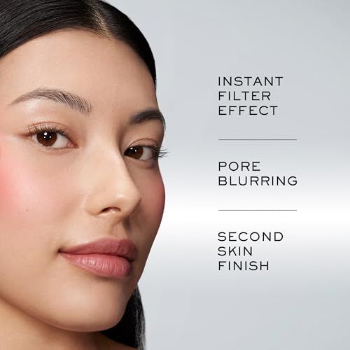 Nahaufnahme eines Gesichts. Text: Instant Filter Effect, Pore Blurring, Second Skin Finish.