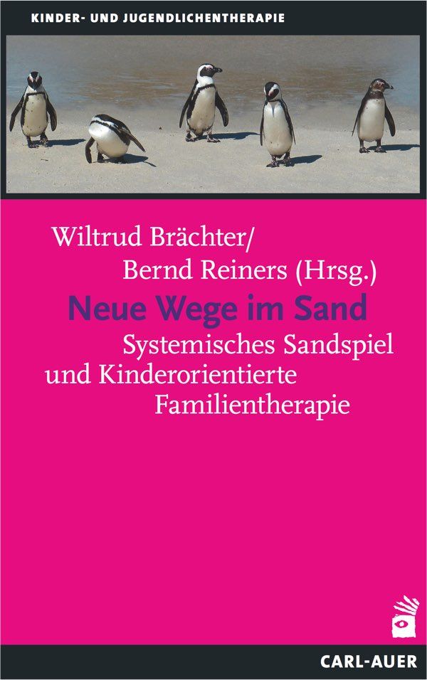 Buchcover mit Pinguinen am Strand. Titel: Neue Wege im Sand. Autoren: Wiltrud Brächter, Bernd Reiners. Verlag: Carl-Auer.