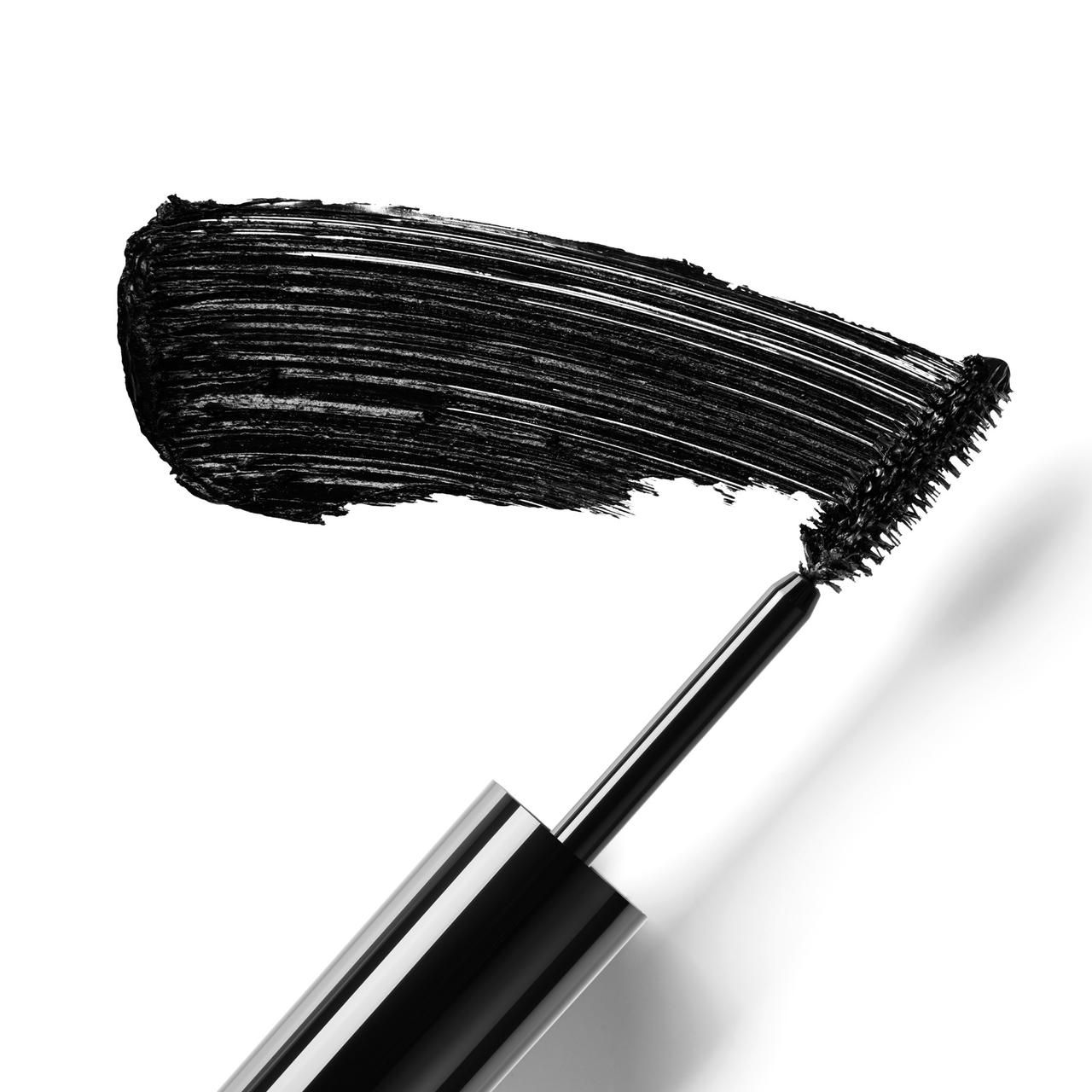 Schwarze Mascara-Bürste mit Farbabstrich auf weißem Hintergrund.