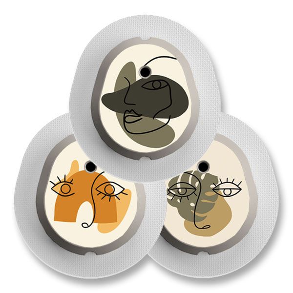 Drei runde Aufkleber mit abstrakten Gesichtern. Beige, orange und grüne Farbtöne. Schwarze Linien zeichnen Gesichter.