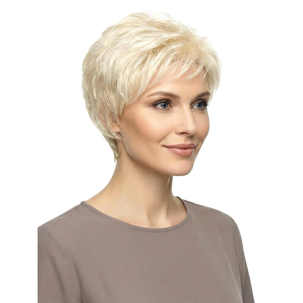 Kurzhaarperücke, blond, seitliche Ansicht einer Frau. Das Haar ist gestuft und voluminös. Die Frau lächelt.