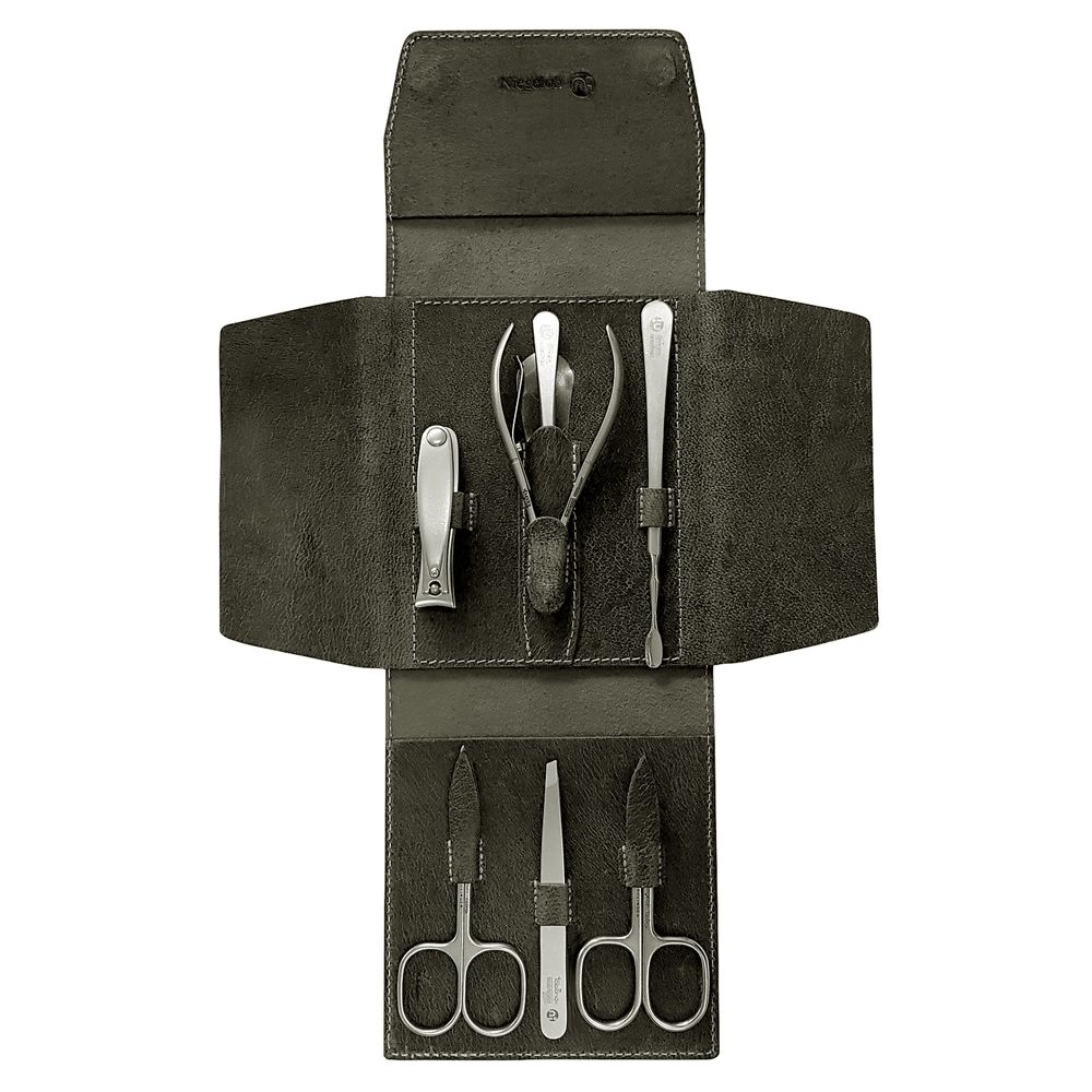 Graues Lederetui mit Maniküre-Werkzeugen. Enthält Nagelschere, Nagelfeile, Pinzette, Hautschieber und Nagelknipser.