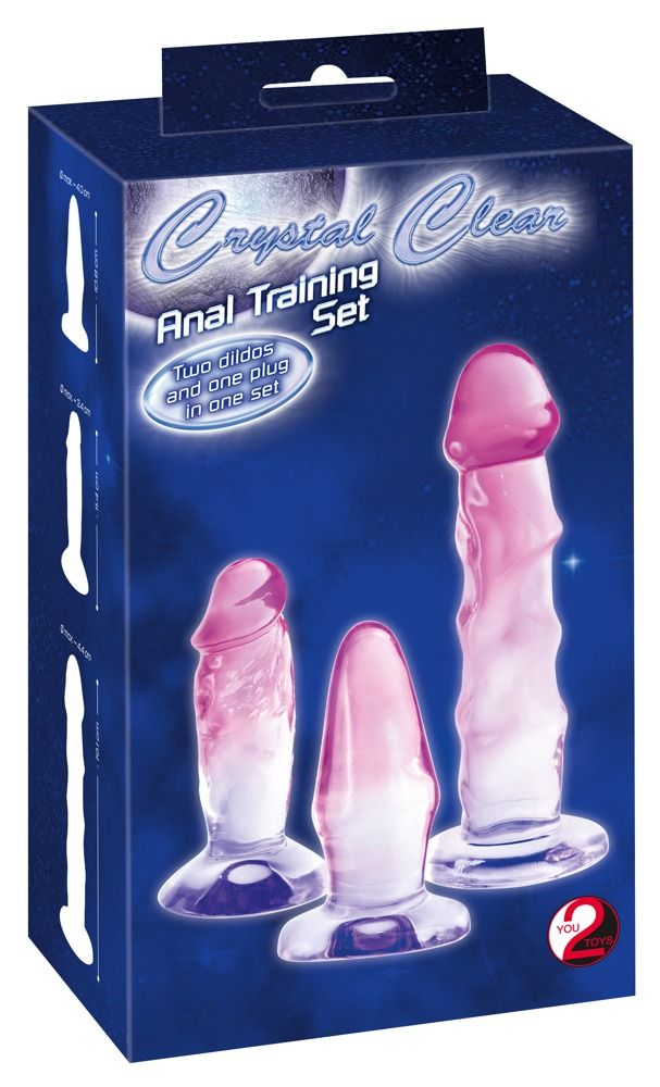 Verpackung mit drei transparenten Analspielzeugen mit rosa Spitze. Ein Dildo, ein kleinerer Dildo und ein Analplug. Text: Crystal Clear Anal Training Set.