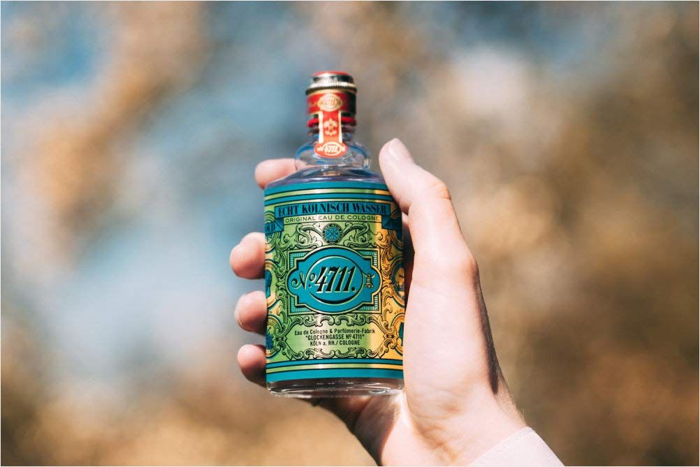 Piccola bottiglia di Echt Kölnisch Wasser tenuta in mano. Scritta: No. 4711, Echt Kölnisch Wasser.