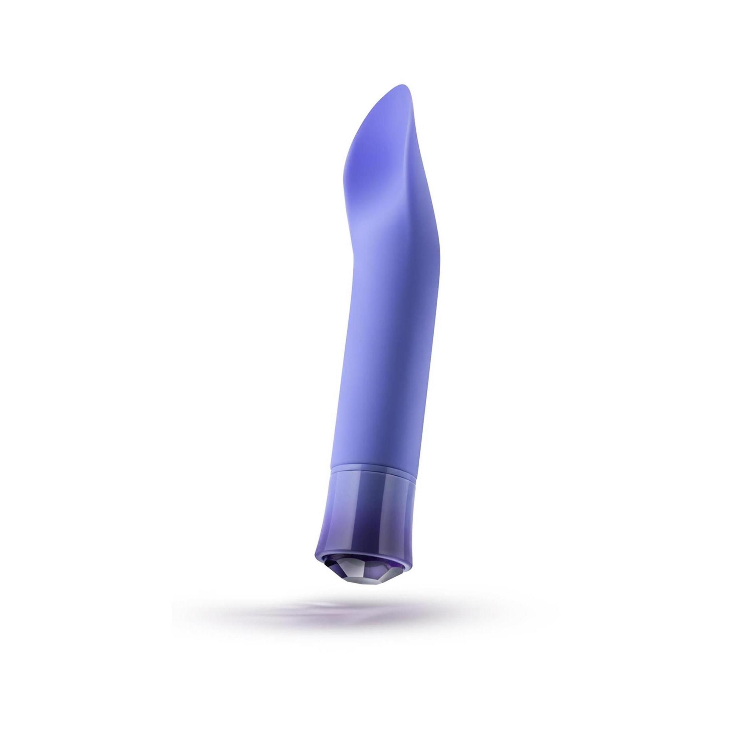 Lila Vibrator. Zylindrischer Körper mit abgerundeter Spitze und geriffelter Basis. Unterseite mit geometrischem Muster.