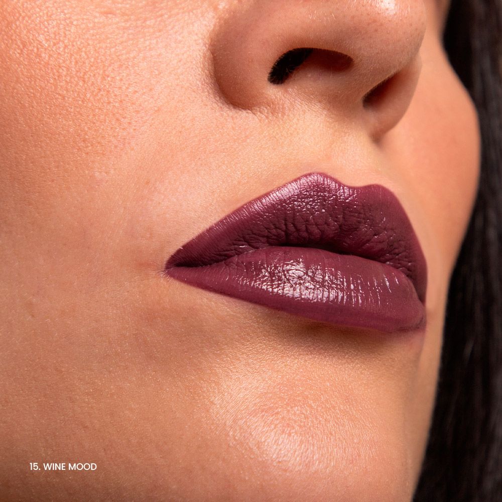 Primo piano di labbra con rossetto bordeaux. Testo: 15. Wine Mood.