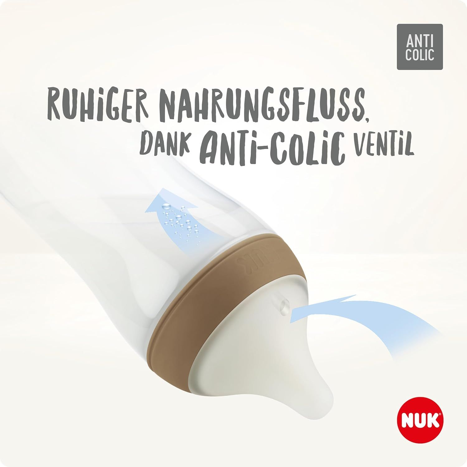 Nahaufnahme einer Babyflasche. Text: „Ruhiger Nahrungsfluss, dank Anti-Colic Ventil“. NUK-Logo. Brauner Ring am Flaschenhals.