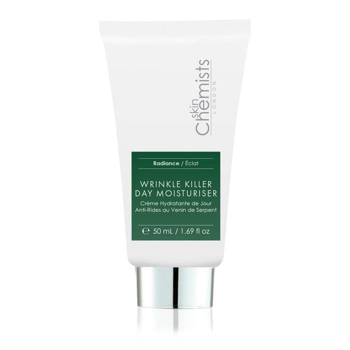 Weiße Tube mit grünem Etikett. Aufschrift: Wrinkle Killer Day Moisturiser. Silberfarbener Verschluss. Marke: skinChemists.