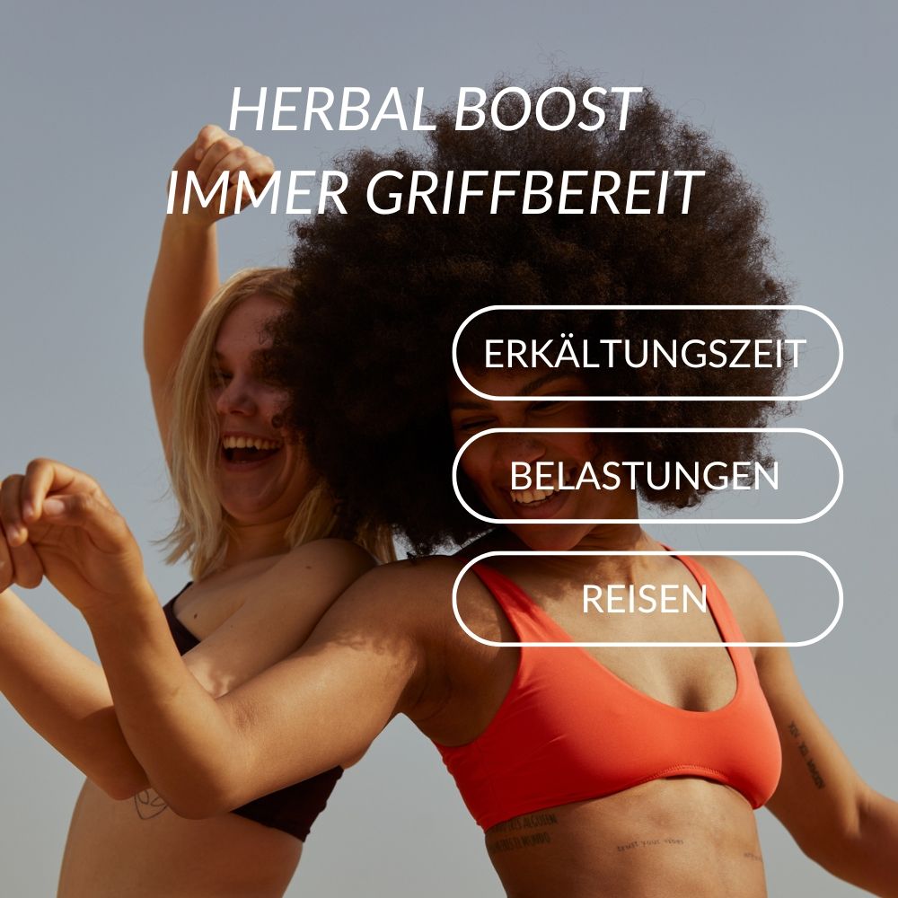Zwei Frauen umarmen sich. Text: "HERBAL BOOST", "IMMER GRIFFBEREIT", "ERKÄLTUNGSZEIT", "BELASTUNGEN", "REISEN".