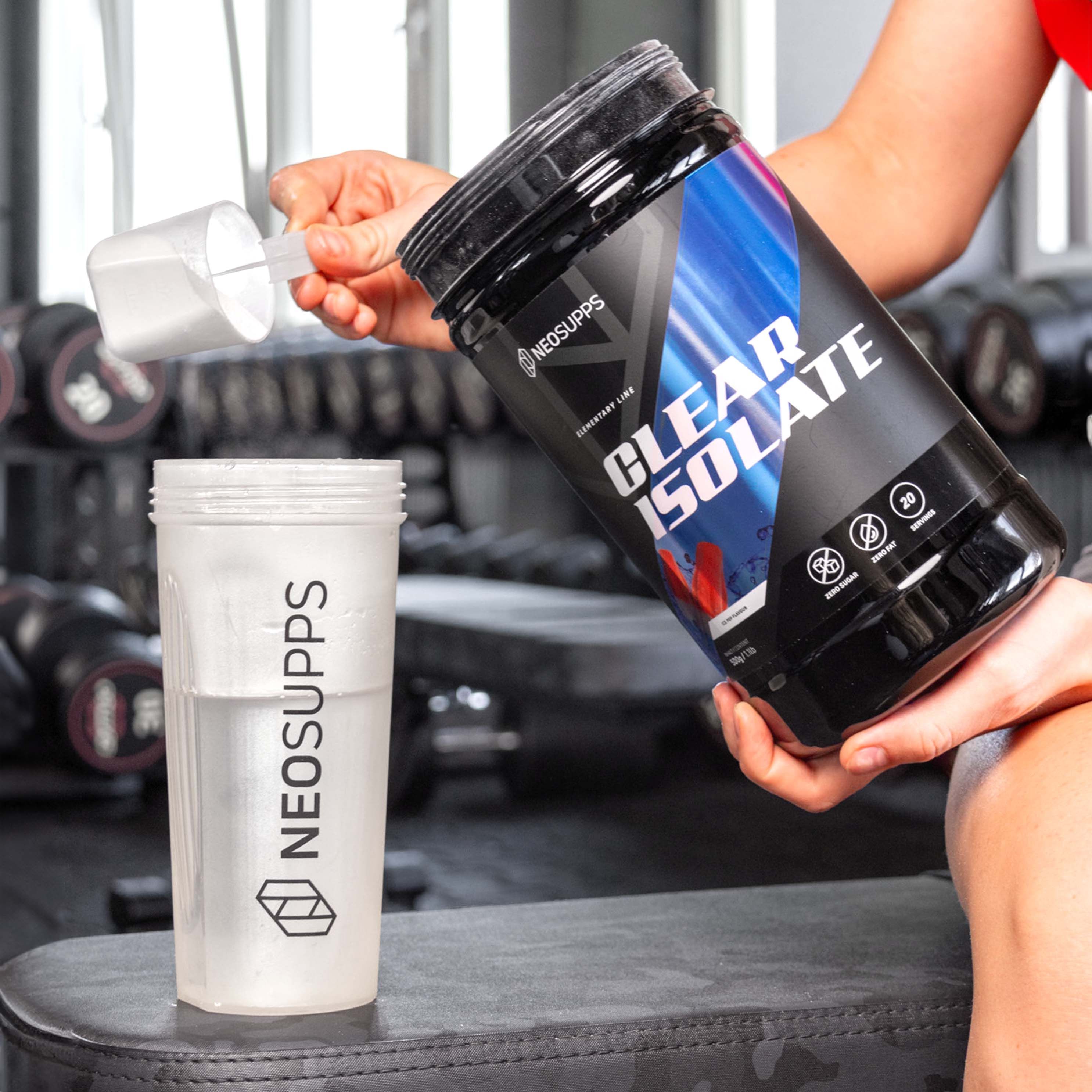 Person gießt Pulver aus schwarzer Dose "CLEAR ISOLATE" in Shaker. Shaker mit "NEOSUPPS" Logo. Dose und Shaker sind teilweise gefüllt.