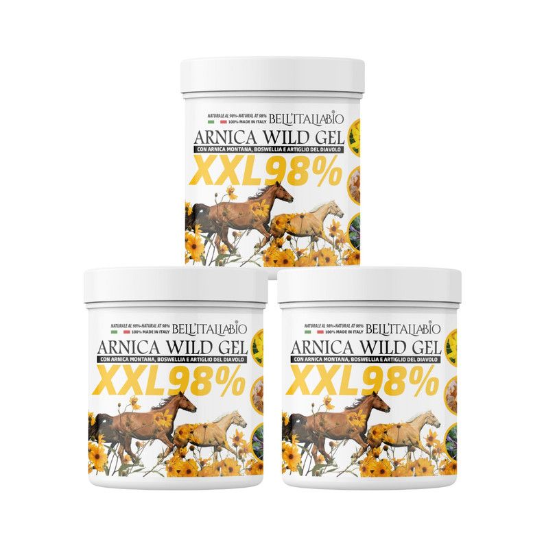 Drei weiße Tiegel mit Etikett. Aufschrift: Arnica Wild Gel XXL 98%. Abbildung von Pferden und Sonnenblumen.