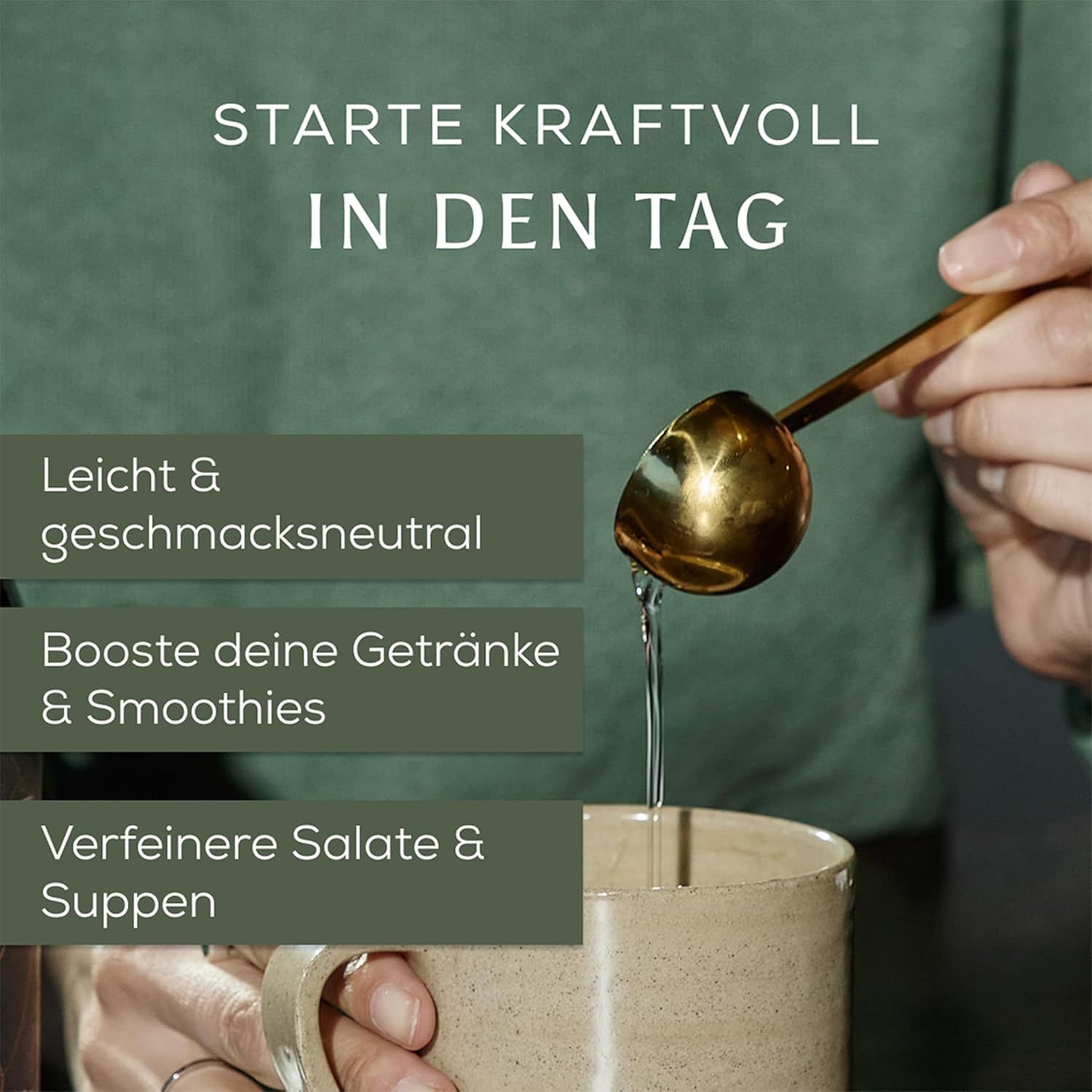 Eine Hand gibt mit einem goldenen Löffel Flüssigkeit in eine Tasse. Daneben steht eine Flasche MCT-Öl. Text: 'STARTE KRAFTVOLL IN DEN TAG'.