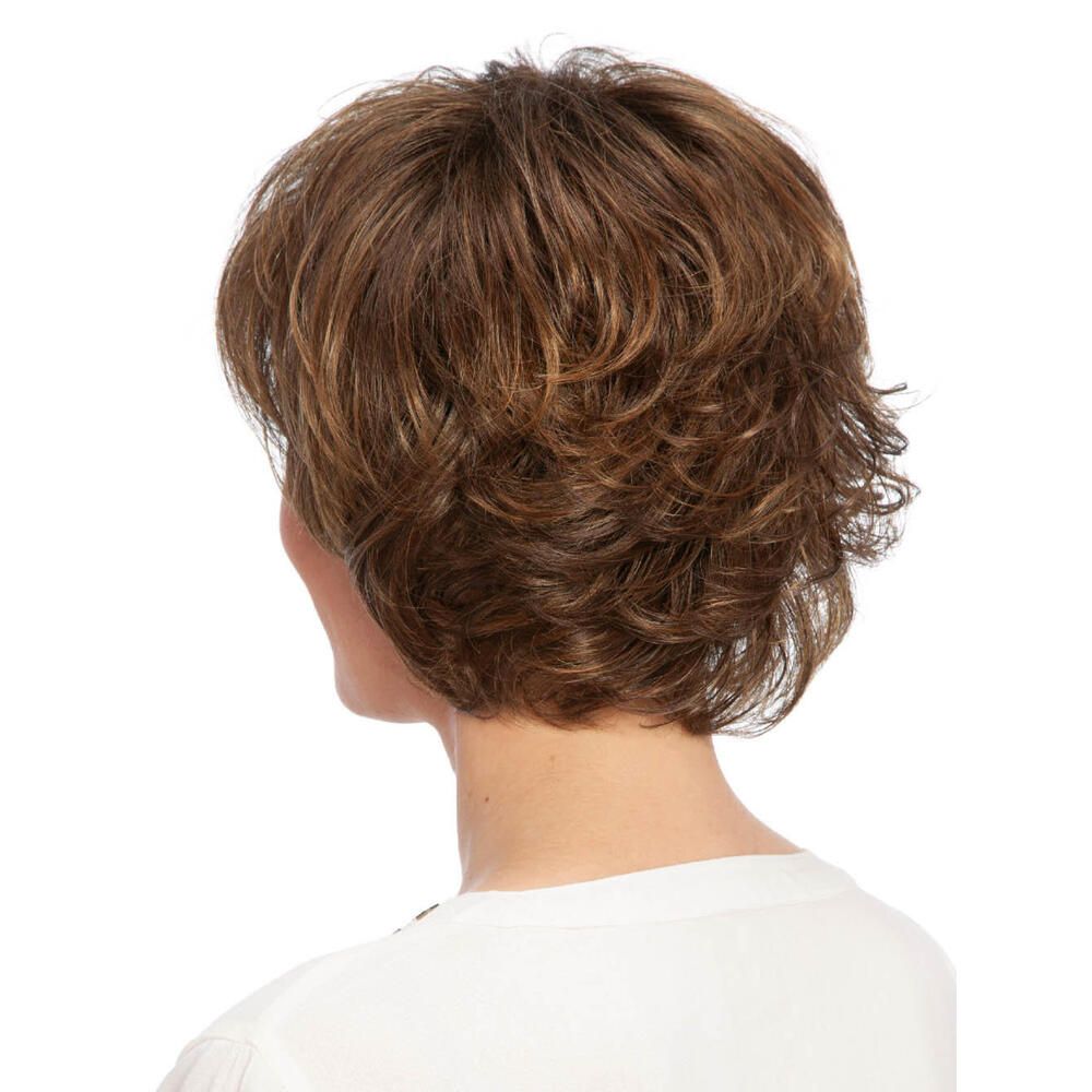 Kurzhaarperücke in Braun. Rückansicht. Lockiges Haar. Vor weißem Hintergrund.