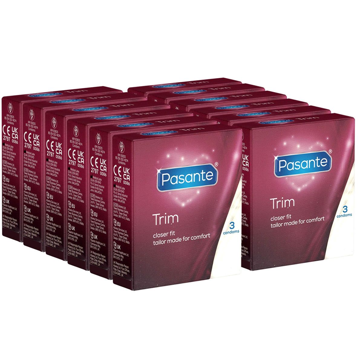 Mehrere Packungen Pasante Trim Kondome. Jede Packung hat eine burgunderrote Farbe mit weißem Text und einem Herz-Design. Aufschrift: 3 Kondome.