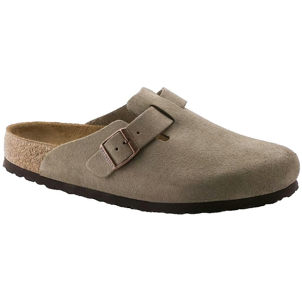 Birkenstock Boston in pelle scamosciata beige chiaro. Cinturino regolabile con fibbia. Plantare in sughero, suola scura.