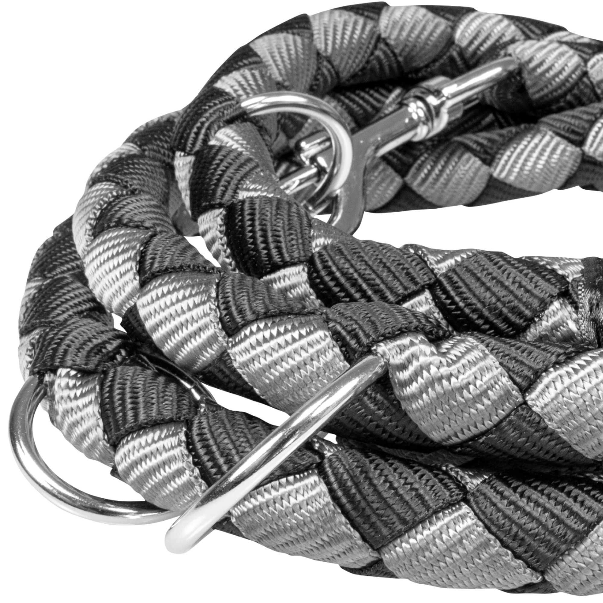 Nahaufnahme der geflochtenen Hundeleine, grau-schwarz. Mit Karabinerhaken und Ring.