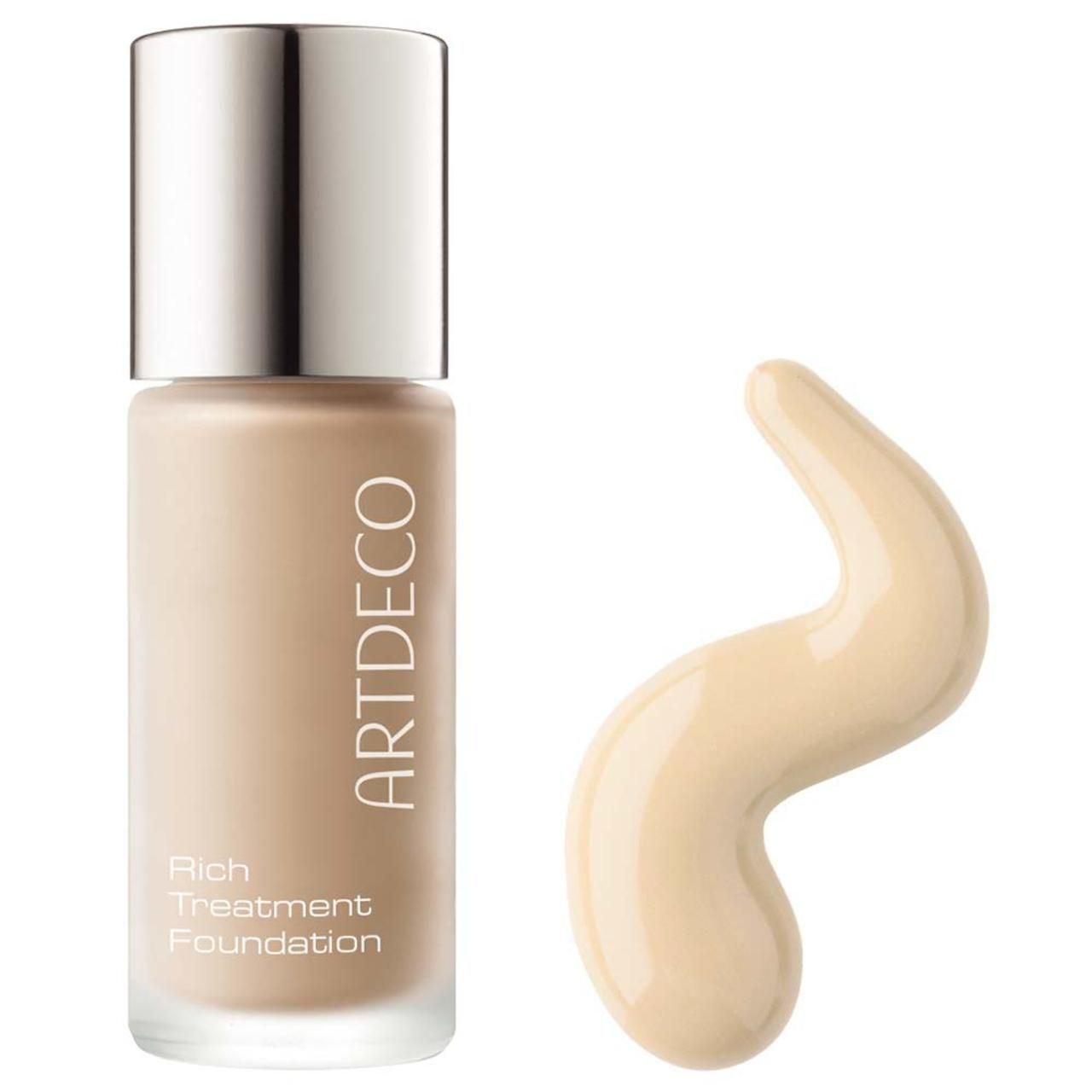 Artdeco Rich Treatment Foundation. Flasche mit Produkt und Farbprobe. Text: Artdeco, Rich Treatment Foundation.