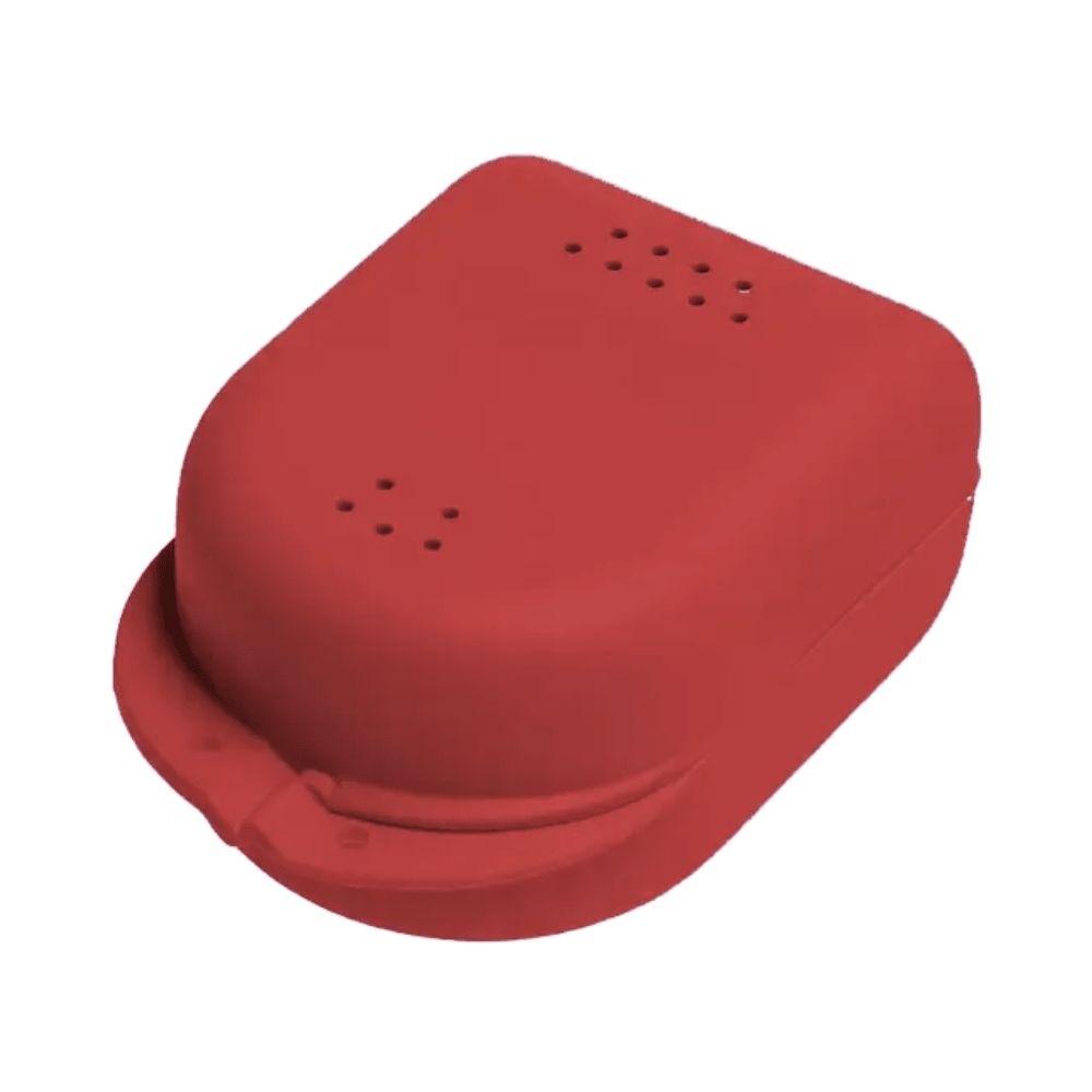 Rote Zahnspangenbox mit abgerundeten Ecken und Löchern. Der Deckel hat eine leicht gewölbte Form. Auf der Unterseite befindet sich eine Aussparung.
