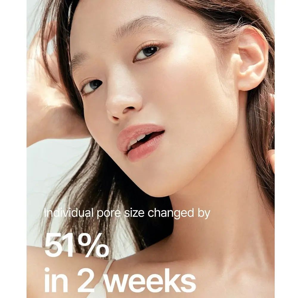 Porträt einer Frau. Text: Individual pore size changed by 51% in 2 weeks.