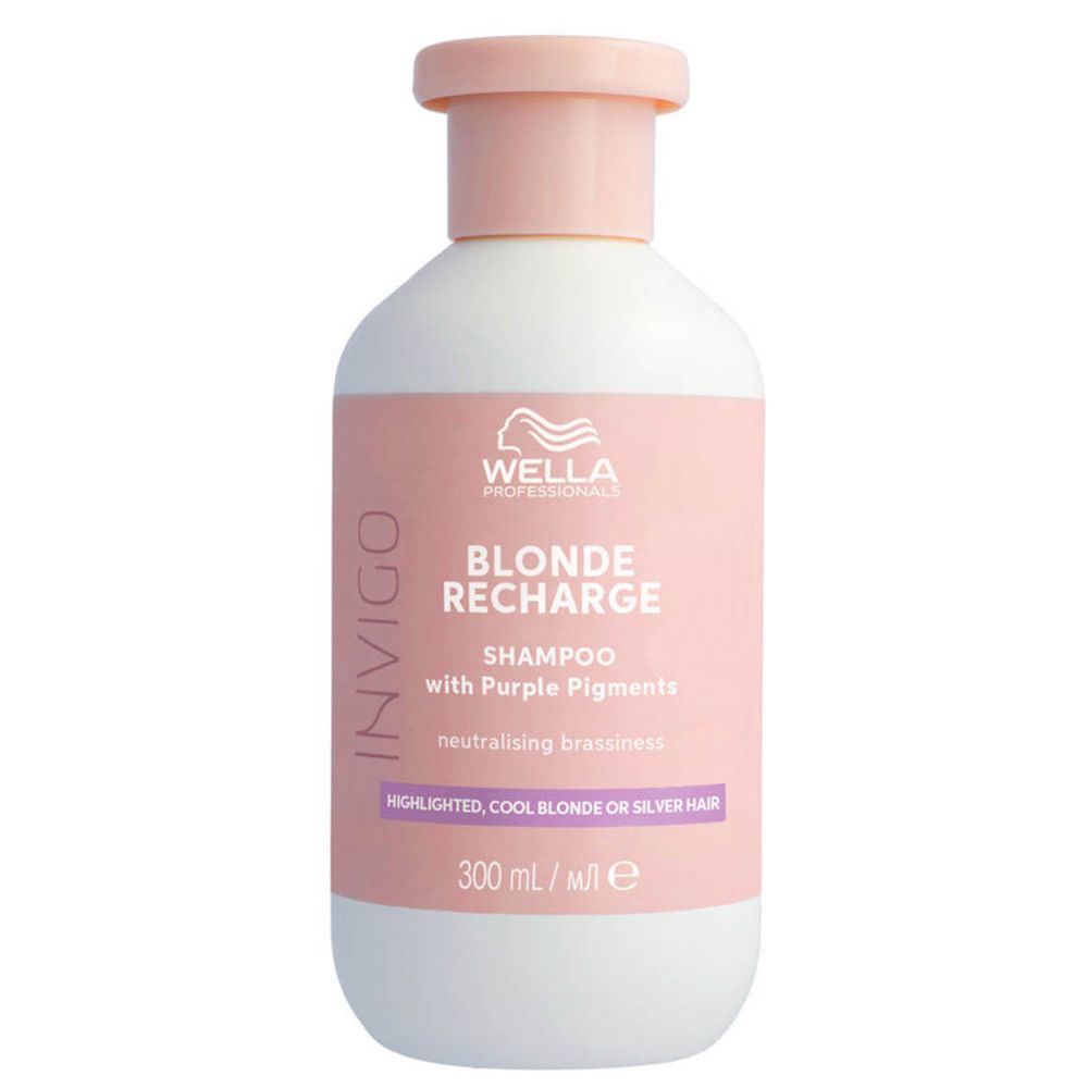 Weiß-rosa Shampoo-Flasche. Aufschrift: Wella Professionals, Blonde Recharge Shampoo mit violetten Pigmenten. 300 ml.