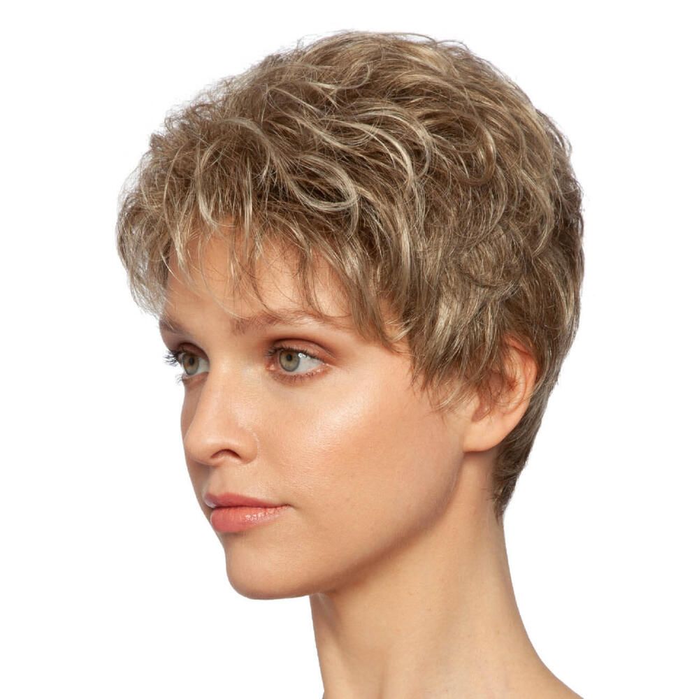 Kurzhaarperücke mit blonden Strähnen. Seitenansicht einer Frau mit Perücke. Kurze, gewellte Frisur.