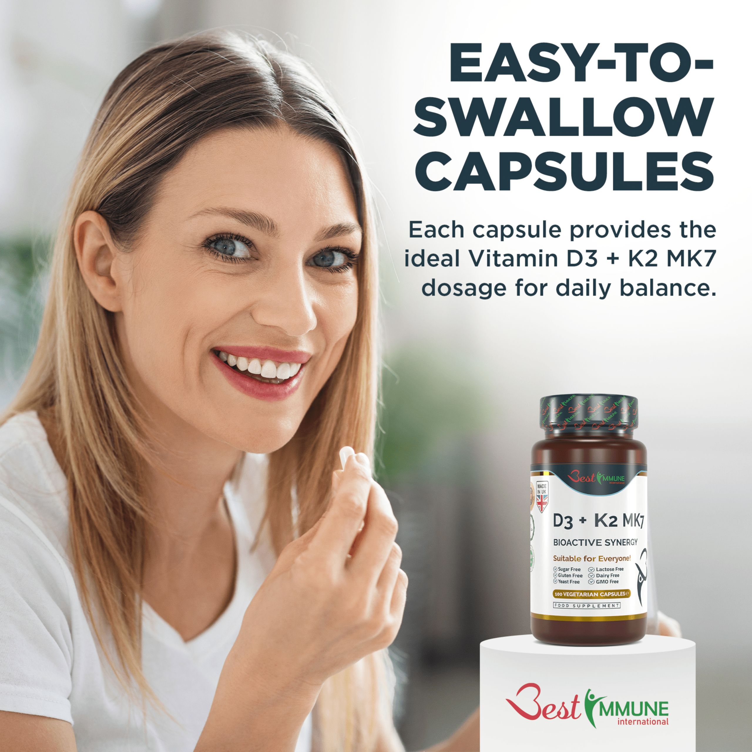 Frau hält Kapsel. Flasche mit Kapseln. Aufschrift: D3 + K2 MK7. Marke: Best Immune. Hintergrund: weiß.