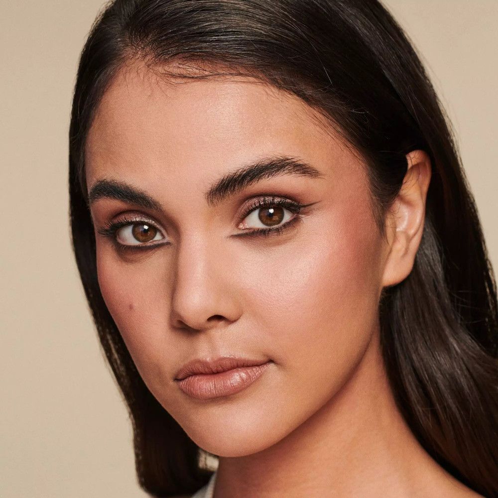 Porträt einer Frau mit Lidstrich. Augenbrauen und Lippen betont.